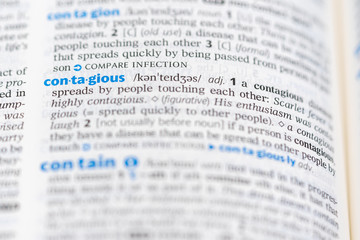 Obraz premium Definition of the word contagious on a dictionary page