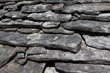 gestufte Steinstruktur in getreppter Form aus länglichen Steinen
