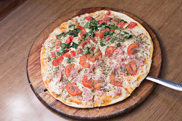 pizza  levantando el queso