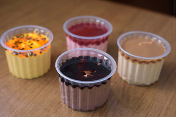 helados de sabores  chocolate  dulce de leche  frutilla Mburucuyá en un    basos de plásticos 