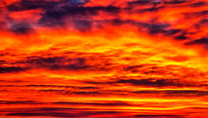 Obraz premium Beautiful sunset with colorful clouds in the sky