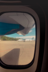Fototapeta premium Con Dao airport overlooks the airplane window