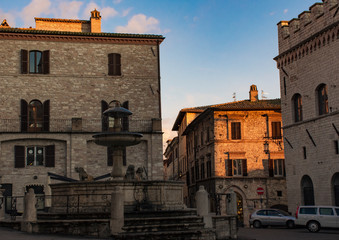 Pueblo medieval de Italia en día soleado iluminado por el sol en el atardecer