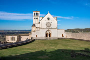 Iglesia antigua de San Francisco de Asís en día soleado de invierno