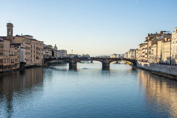Fototapeta na wymiar Puente atravesando río en ciudad de Florenica con día soleado