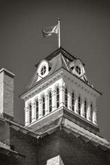 Gable of the food market of Saint-Hyacinthe, Quebec en noir et blanc
