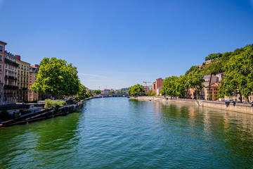 Fototapeta na wymiar Quartier Saint-Georges et vieux Lyon vu des quais de Saône