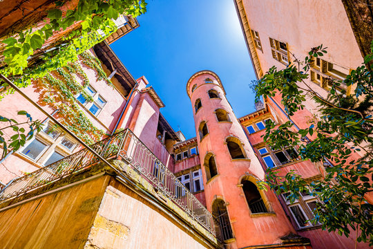 Traboule et tour rose dans le vieux Lyon
