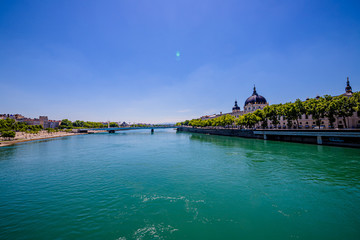 Obraz premium Quais du Rhône et Grand Hôtel-Dieu de Lyon