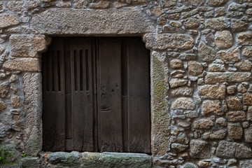 Fototapeta na wymiar Old door in the historic town of Miranda del Castañar. Spain.