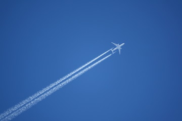 avion de ligne en altitude ciel bleu