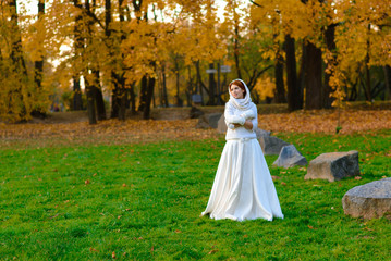 Obraz na płótnie Canvas Young woman in a autumn park. Lady with a leafs.