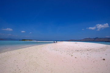 Fototapeta na wymiar Taka Makassar Island, small sandbar within Komodo National Park. Clear turquoise water and pink sands.