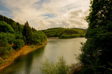 Obraz premium Ausblick auf die Oleftalsperre