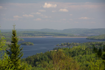 Fototapeta na wymiar Grand lac du Québec au printemps, région de Lanaudière, Canada. Lac Taureau