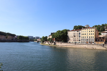 Obraz premium Le quai Saint Vincent à Lyon au bord de la rivière Saône - Ville de Lyon - Département du Rhône - France