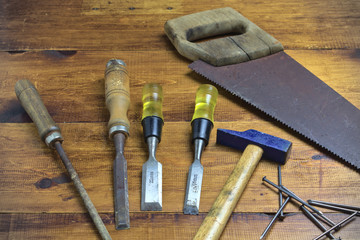 Herramientas de carpintero, serrucho, martillo, púas, clavos, formones y escofina
