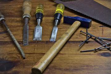 Herramientas de carpintero, serrucho, martillo, púas, clavos, formones y escofina