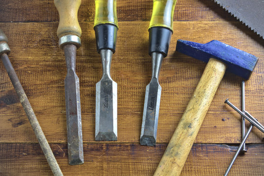 Herramientas de carpintero, serrucho, martillo, p&uacute;as, clavos, formones y escofina