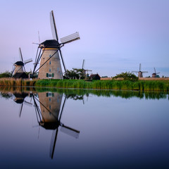 Discover the splendid windmills of Kinderdijk to see how the Dutch have been controlling the waters for over 1000 years. It’s a unique spectacle!