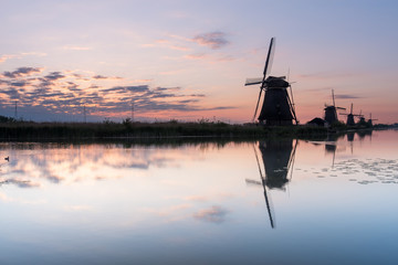 Discover the splendid windmills of Kinderdijk to see how the Dutch have been controlling the waters for over 1000 years. It’s a unique spectacle!