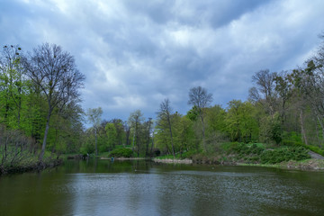 Obraz premium Landscape in city park with lake