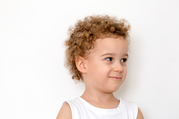 Naklejka premium Happy boy in straw hat over white background