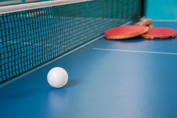 Plakat Rackets for table tennis of red color and a ball on a tennis table