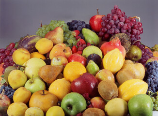 Conjunto de frutas  naranjas duraznos peras uva papaya kiwi