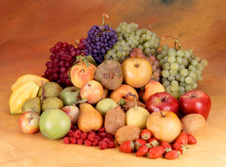Conjunto de frutas  naranjas duraznos peras uva papaya kiwi