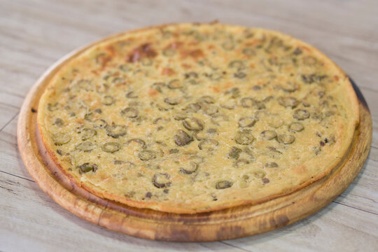 Fain&aacute; de queso con aceitunas