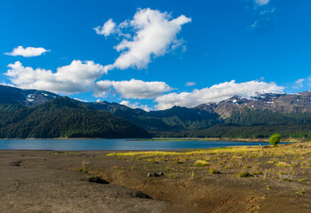 Parque nacional Conguillio  Sur De Chile región de la araucanía naturaleza bosque nativo lago natural Araucaria paisaje montaña turismo