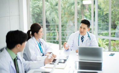 Obraz premium Group of professional doctor people staff team meeting and brainstroming discussion about work in conference room