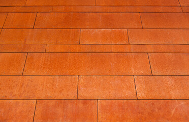 Rostige Hausfassade mit rost braunen Cor-Ten Stahl Platten. Rusty house facade of Cor-Ten steel panels.