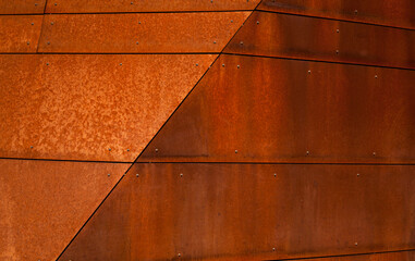 Moderne Stahlarchitektur Hausecke. Rusty facade corner made of rust-brown Cor-Ten steel plates....