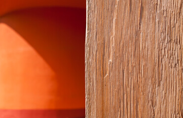 Ökologische Architektur mit Holz. Orange Hausfassade mit Licht und Schatten. Ecological...