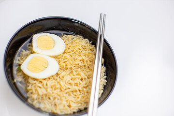 Instant noodles topped with boiled eggs, suitable for people confined to the house and work at home, food that is easy to find in the market.