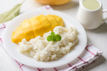 Mango sticky rice on plate, Thai dessert (Khao Niew Ma Muang)