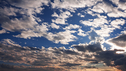 Obraz premium Beautiful cloudscape on blue sky background.