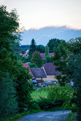 Fototapeta na wymiar Village au crépuscule en France
