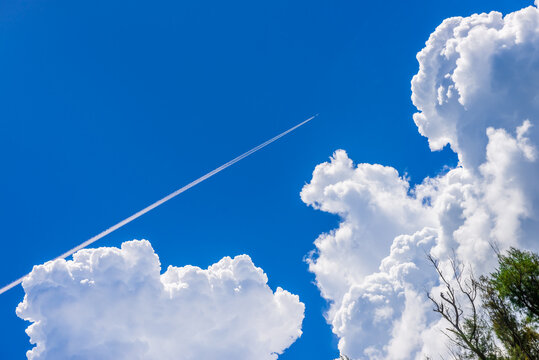 飛行機雲 の画像 41 917 件の Stock 写真 ベクターおよびビデオ Adobe Stock