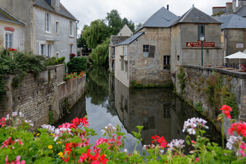 Spacer brzegiem rzeki Aure w Bayeux - obrazy, fototapety, plakaty