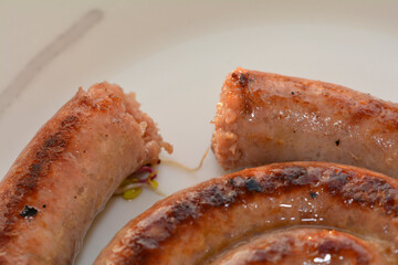 Frische Bratwurst auf dem Grill