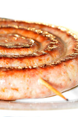 Frische Bratwurst auf dem Grill