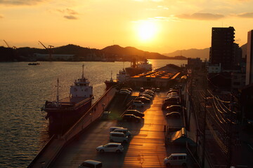 尾道水道と港と夕日