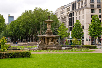 Obraz premium Denkmal an der Königsallee in Düsseldorf, Germany