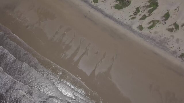 Menschenleerer Strand Drohnenaufnahme von oben