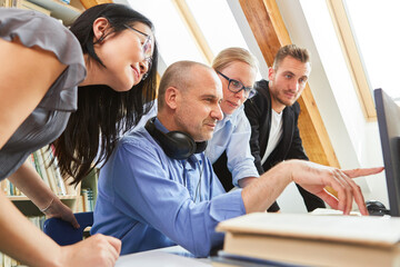 Start-Up Team bei der Software Entwicklung am PC