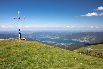 Gipfelkreuz auf dem Hirschberg, Bayern, mit Blick zum Tegernsee