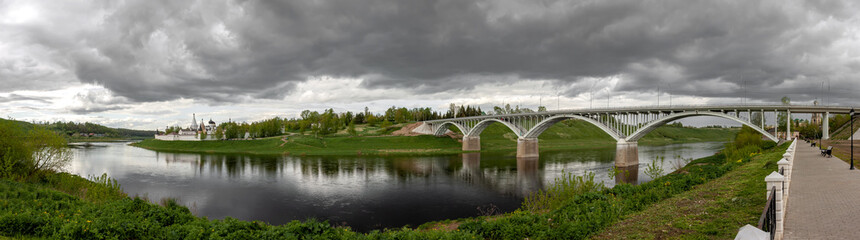 Obraz na płótnie Canvas Beautiful bridge over a large river with a beautiful promenade